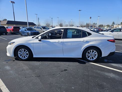 Used 2025 Toyota Camry LE image 4