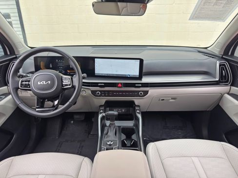 Used 2025 Kia Sorento EX w/ Panoramic Sunroof Package FWD image 12