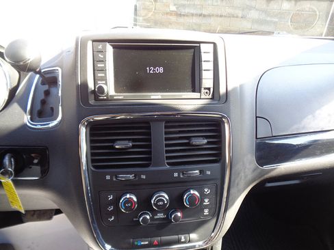 Used 2019 Dodge Grand Caravan SE image 17