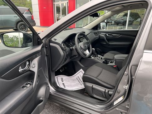Used 2018 Nissan Rogue S AWD/4WD image 2