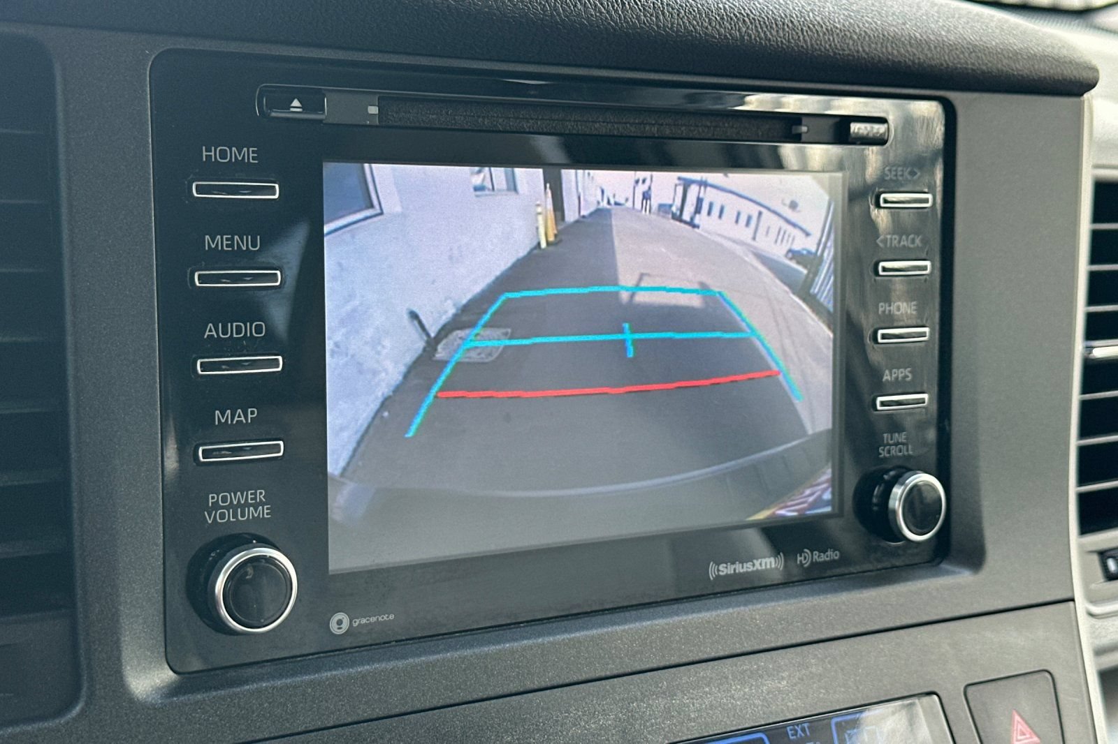 Used 2020 Toyota Sienna LE w/ Carpet Mat Package FWD image 21