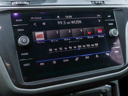 Used 2022 Volkswagen Tiguan SE image 17