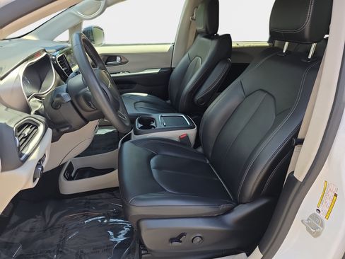 Certified 2024 Chrysler Pacifica Touring-L FWD image 13