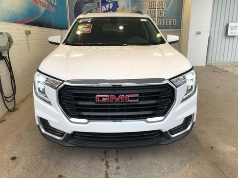 Used 2024 GMC Terrain SLE w/ Driver Convenience Package image 2