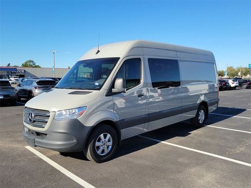 Used 2024 Mercedes-Benz Sprinter 2500 image 2