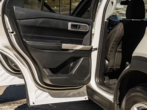 Used 2022 Ford Explorer XLT image 45