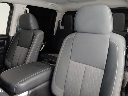 Used 2024 Nissan Titan SV w/ SV Convenience Package image 11