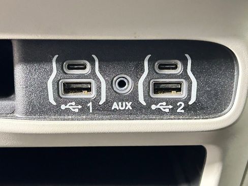 Used 2023 Chrysler Pacifica Touring-L image 23