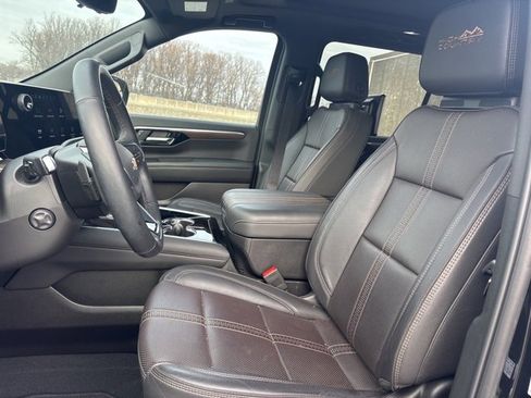 Used 2025 Chevrolet Suburban High Country image 3