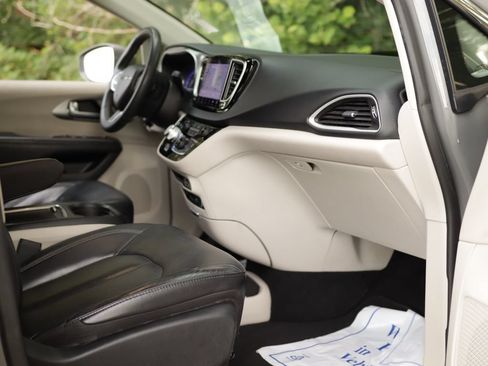 Used 2022 Chrysler Pacifica Touring-L FWD image 32