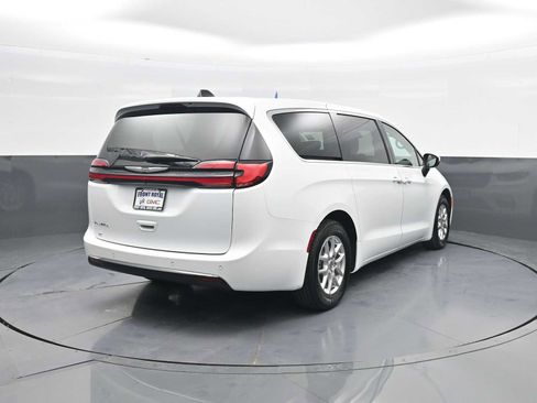 Used 2023 Chrysler Pacifica Touring-L FWD image 7