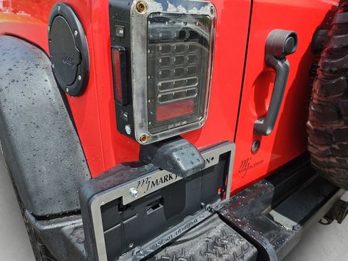 Used 2013 Jeep Wrangler Unlimited Sahara AWD/4WD image 18