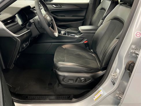 Used 2024 Jeep Grand Cherokee L Altitude image 18