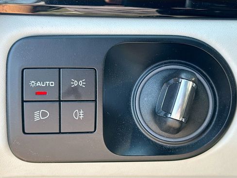 Used 2023 Porsche Cayenne Platinum Edition image 11