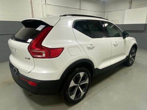 Used 2024 Volvo XC40 B5 Plus w/ Climate Package AWD/4WD image 3