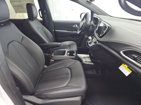 New 2026 Chrysler Pacifica Select image 12