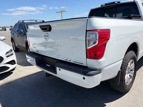 Used 2018 Nissan Titan SV w/ SV Convenience Package AWD/4WD image 4