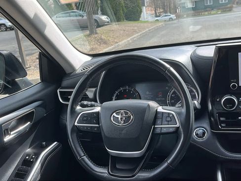 Used 2023 Toyota Highlander XLE AWD/4WD image 28