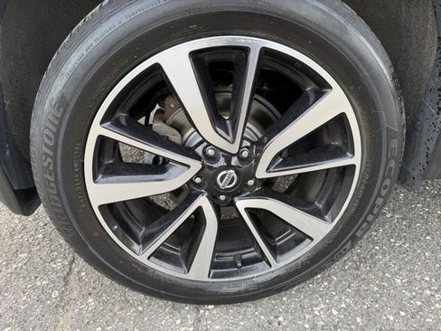 Used 2018 Nissan Rogue SL w/ Premium Package image 12