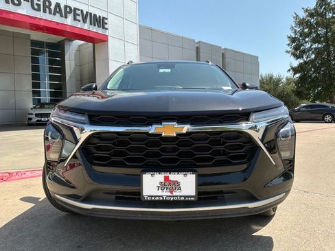 Used 2025 Chevrolet Trax LT FWD image 3
