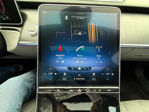 Used 2022 Mercedes-Benz S 580 4MATIC Sedan w/ AMG Line Package image 20