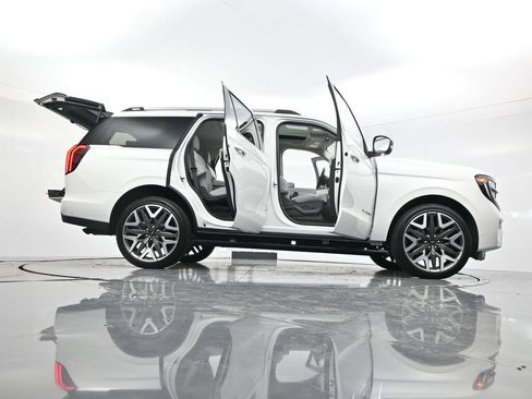 Used 2025 Ford Expedition Platinum w/ Platinum Ultimate Package AWD/4WD image 61