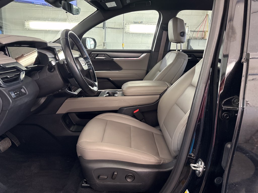 Used 2026 GMC Acadia Elevation w/ Elevation Premium Package FWD image 13