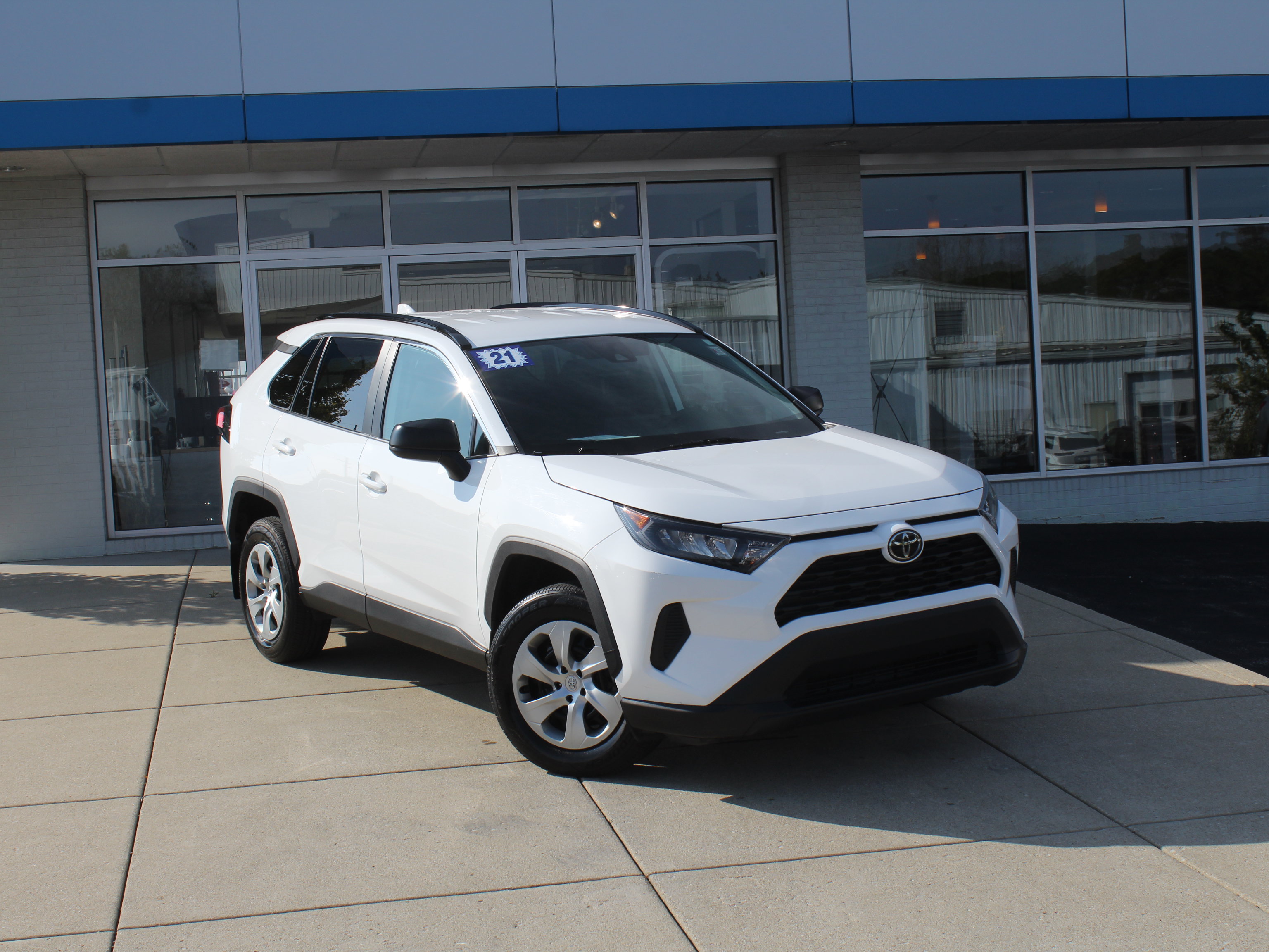 Used 2021 Toyota RAV4 LE AWD/4WD image 4
