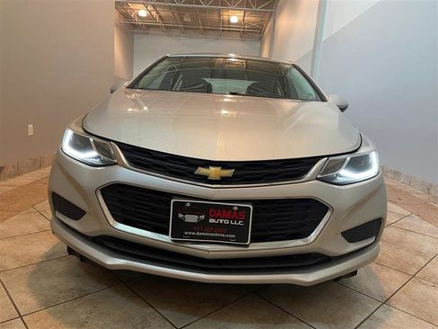 Used 2017 Chevrolet Cruze LT image 3