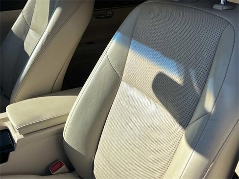 Used 2015 Lexus ES 300h image 29