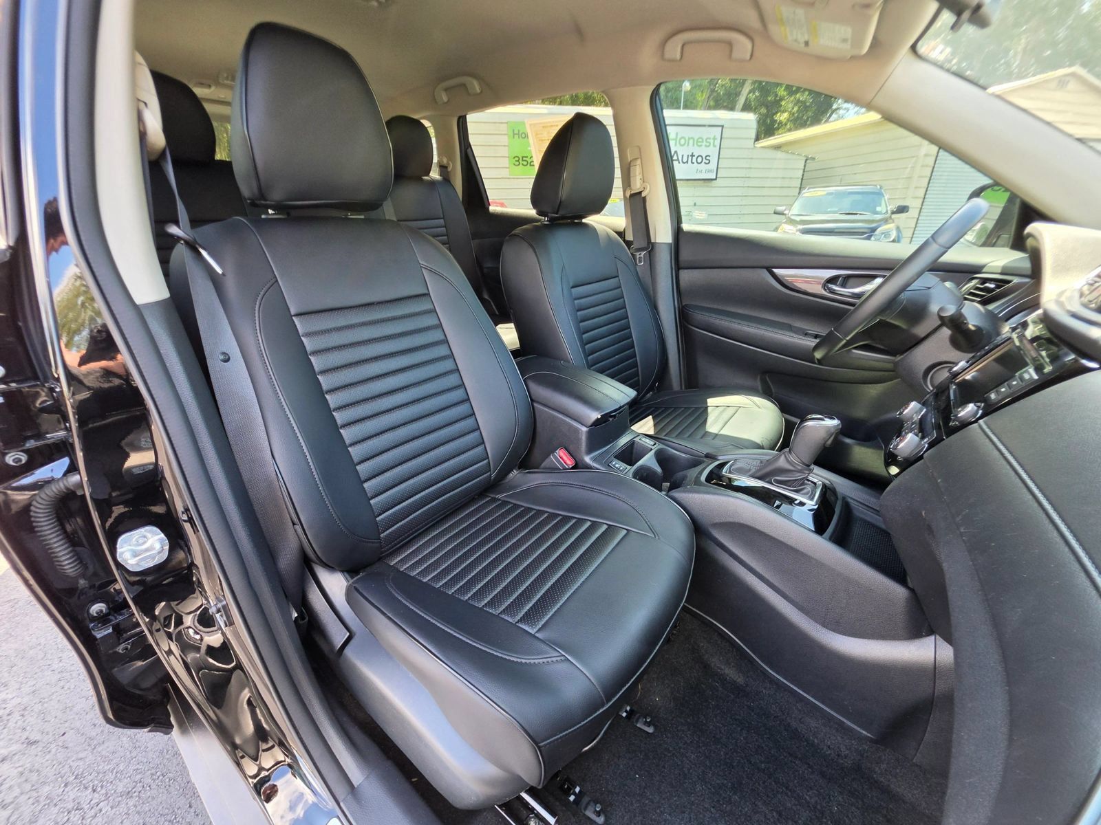 Used 2018 Nissan Rogue SV AWD/4WD image 18