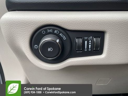 Used 2024 Chrysler Pacifica Touring-L image 30