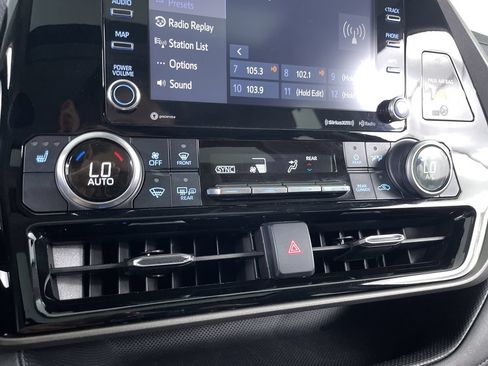 Used 2020 Toyota Highlander XLE AWD/4WD image 17