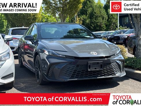 Used 2025 Toyota Camry SE FWD image 1