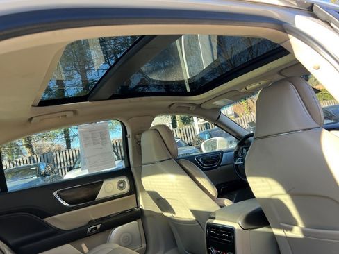 Used 2019 Lincoln Continental Reserve image 16