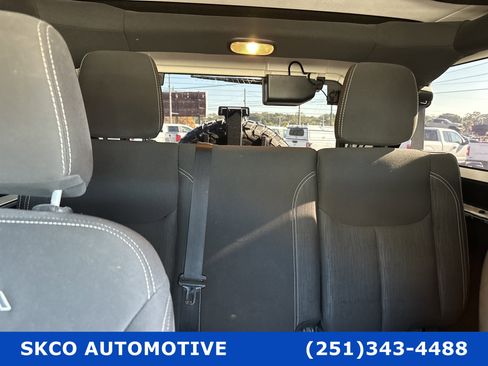 Used 2017 Jeep Wrangler Unlimited Sahara w/ Connectivity Group image 27