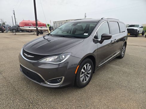 Used 2020 Chrysler Pacifica Touring-L Plus FWD image 7