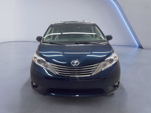 Used 2012 Toyota Sienna XLE w/ Entertainment Pkg FWD image 2