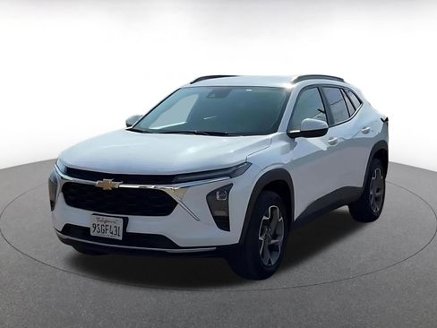 Used 2025 Chevrolet Trax LT w/ LT Convenience Package image 4