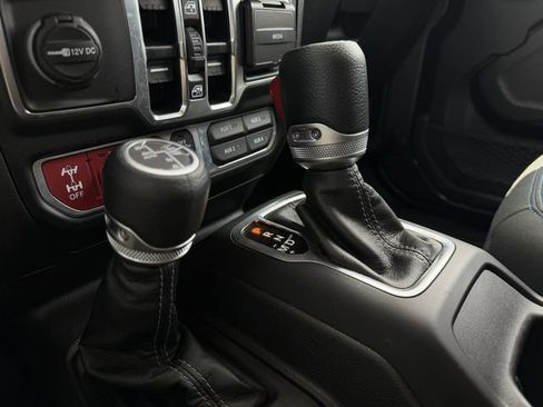 Used 2025 Jeep Wrangler Unlimited Rubicon 4xe w/ Convenience Group image 19