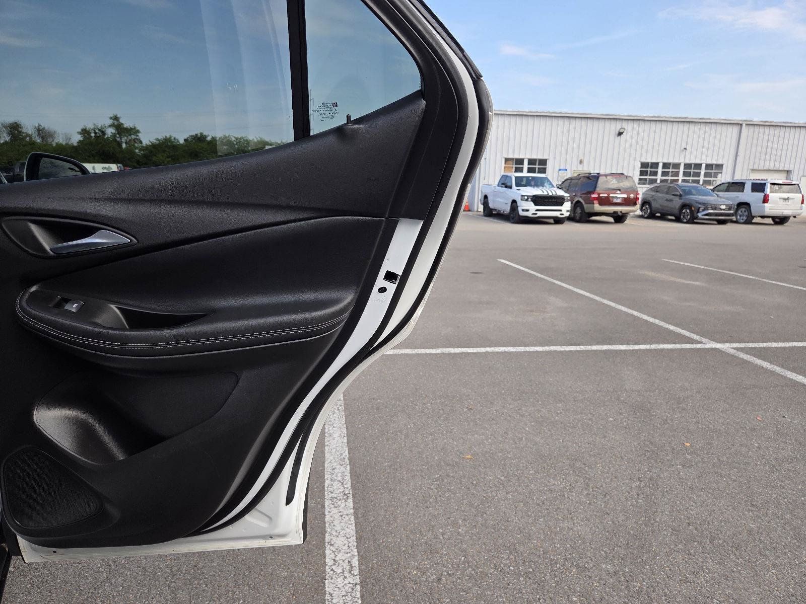 Used 2022 Buick Encore GX Select FWD image 37