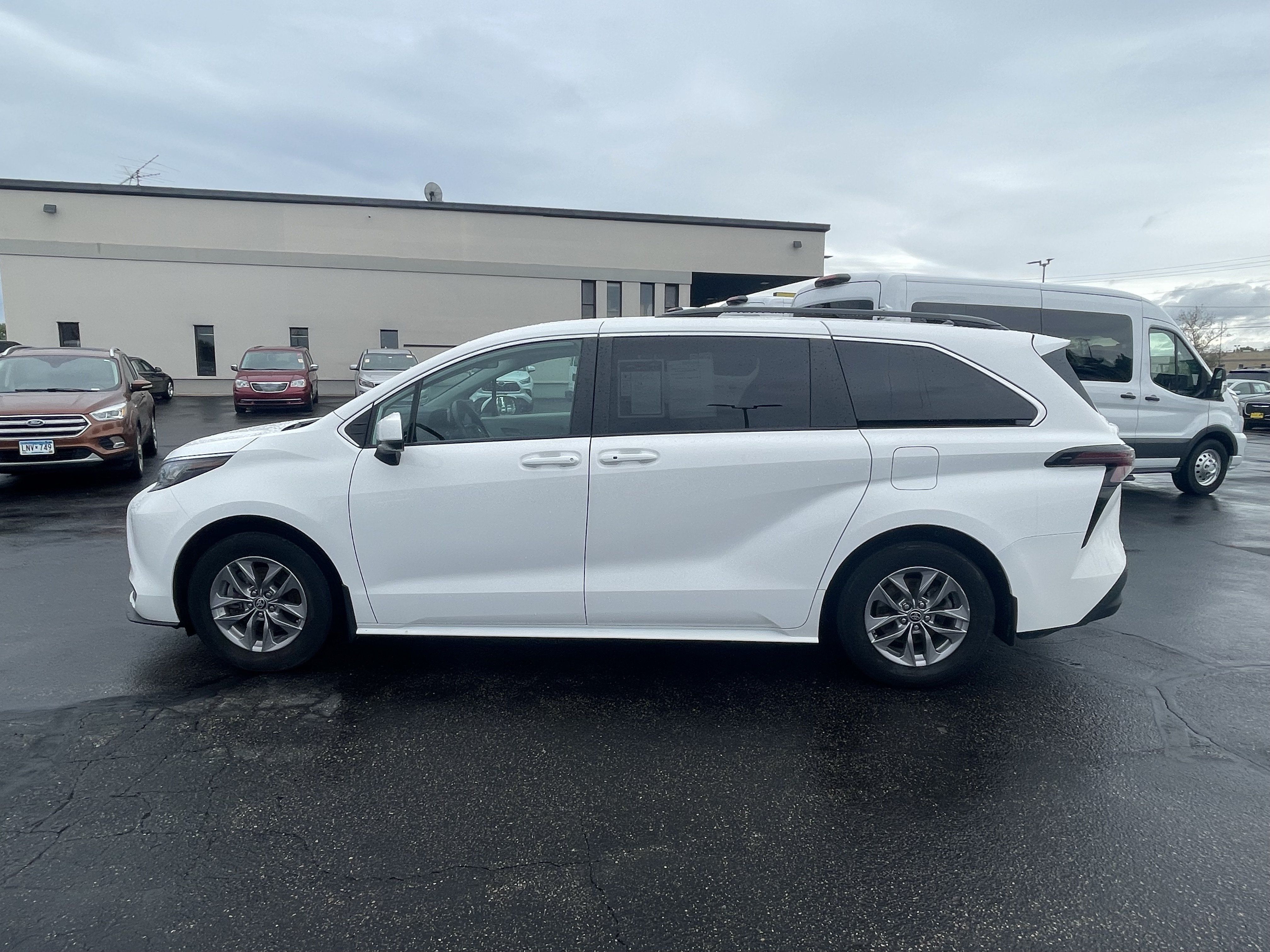 Used 2023 Toyota Sienna LE AWD/4WD image 2