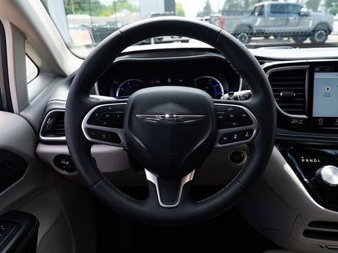 Used 2023 Chrysler Pacifica Touring-L FWD image 11