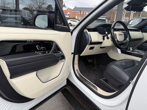 Used 2023 Land Rover Range Rover Long Wheelbase SE image 9