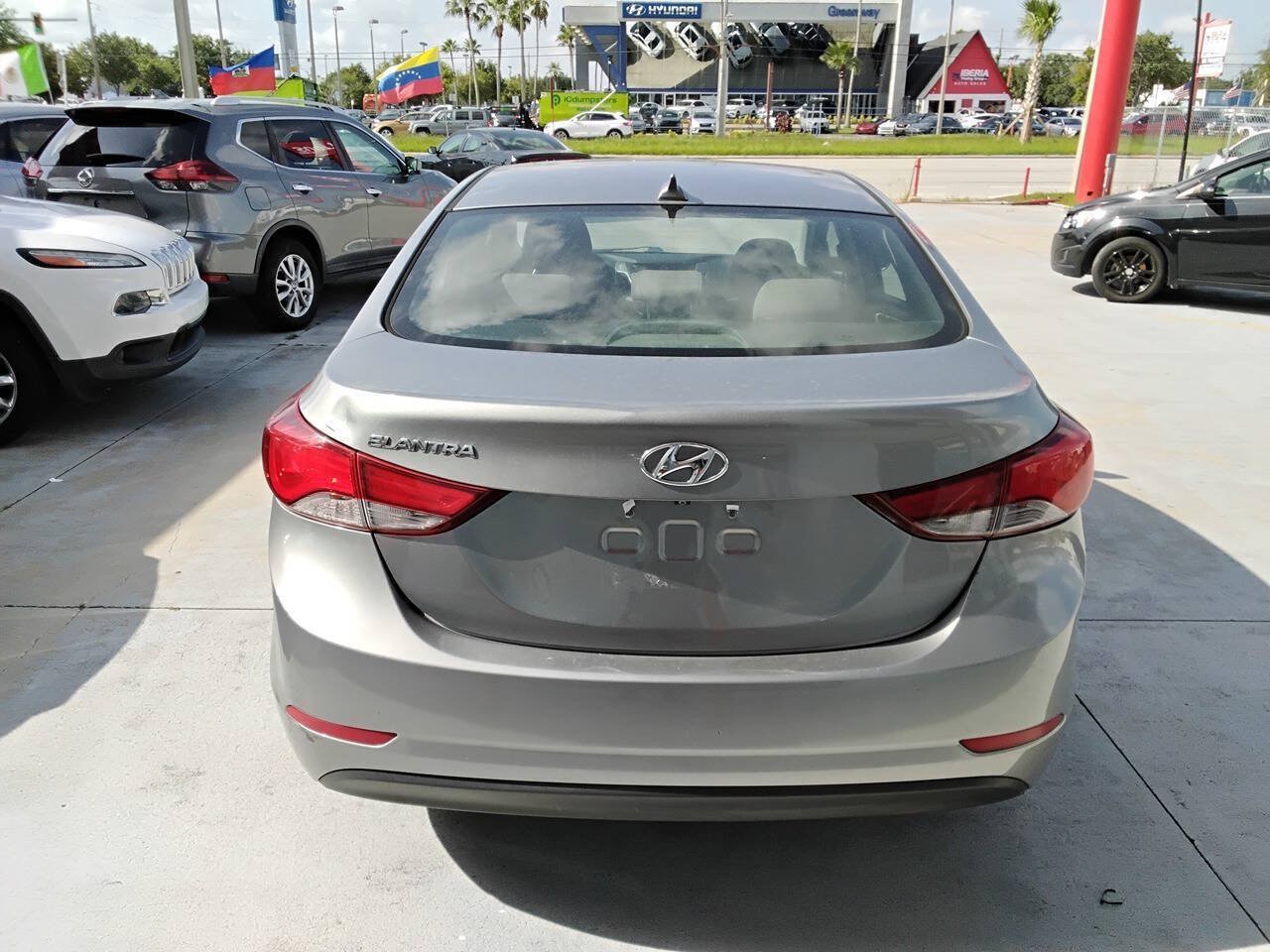 Used 2016 Hyundai Elantra SE w/ Option Group 02 FWD image 2