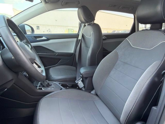 Used 2023 Volkswagen Taos SE w/ Panoramic Sunroof Package FWD image 14