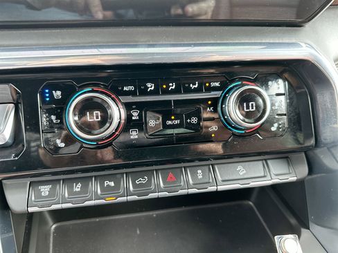 Used 2024 GMC Sierra 2500 Denali Ultimate image 19