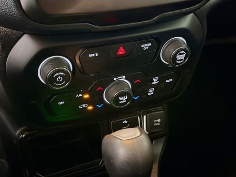 Used 2019 Jeep Renegade Latitude image 18