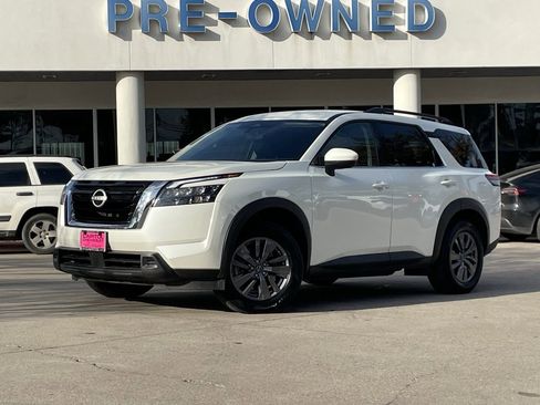 Used 2024 Nissan Pathfinder SV image 2