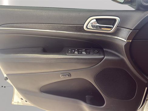 Used 2018 Jeep Grand Cherokee Limited image 22